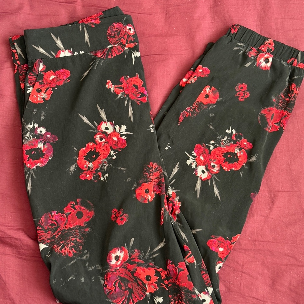 GUESS Black Floral Leggings with Red Poppy Print